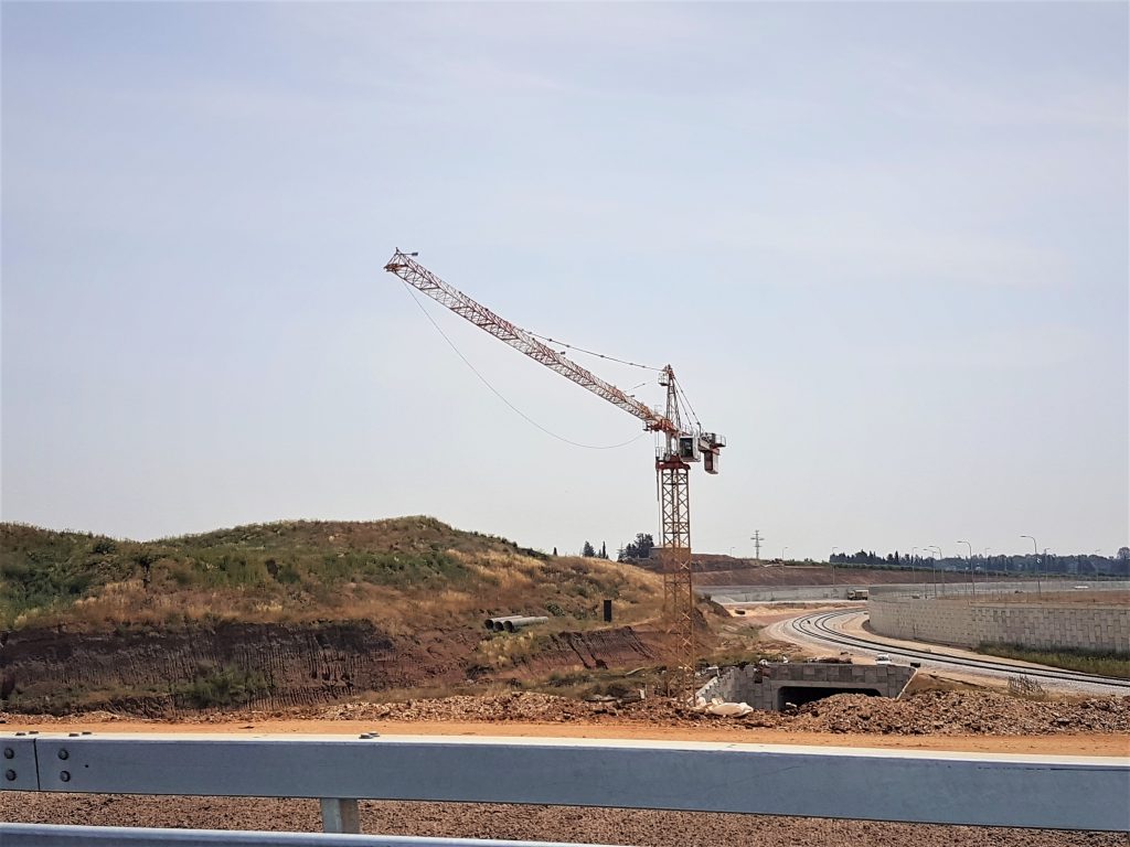 עגורן 12 טון בפרויקט תשתיות – מחלף כפר שמריהו - תמונה 2 | רמא