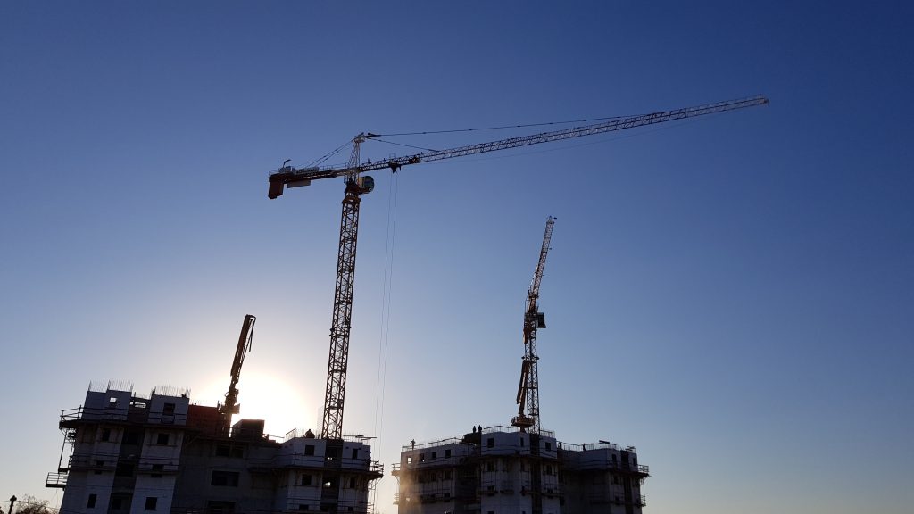 עגורנים בפרויקט מגדלי המגורים של גינדי ורם אדרת – הוד השרון - תמונה 2 | רמא