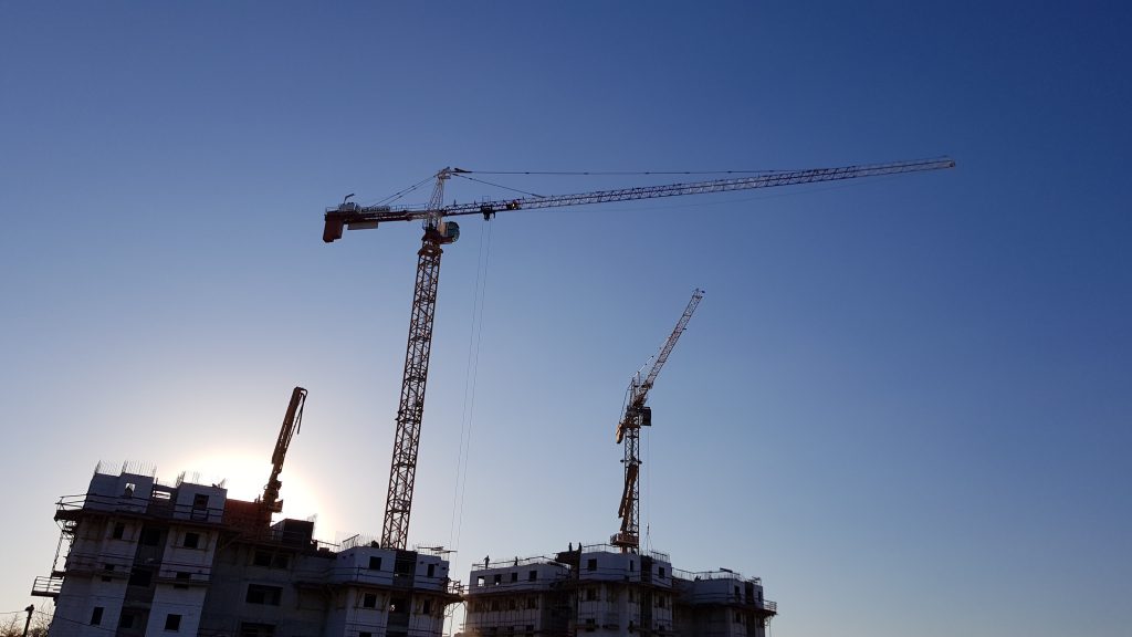 עגורנים בפרויקט מגדלי המגורים של גינדי ורם אדרת – הוד השרון - תמונה 4 | רמא