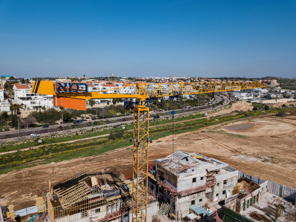 עגורן Potain של רמא באתר בנייה, צילום רחפן