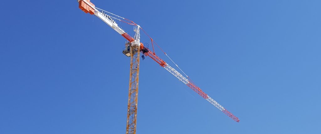 עגורנים בפרויקט המגורים של קבוצת אלמוג במודיעין