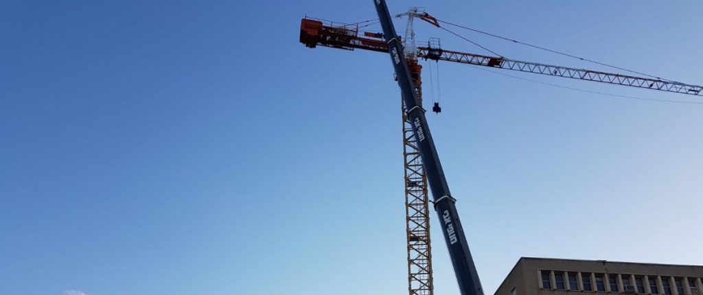 עגורן צריח בפרויקט בניית בית מלון – הגנים הבהאיים חיפה