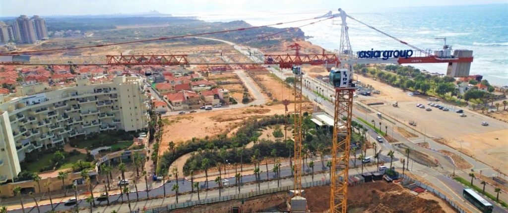 עגורנים בפרויקט מגדלי המגורים "החוף הלבן" חדרה
