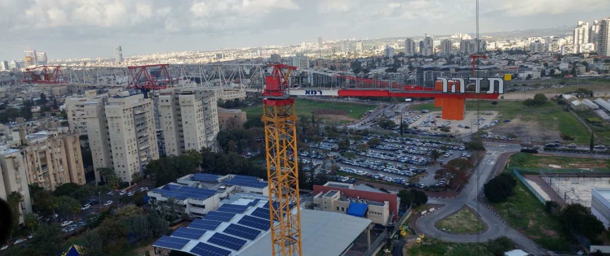 עגורן 16 טון בפרויקט המגורים של חברת תדהר – גבעת שמואל