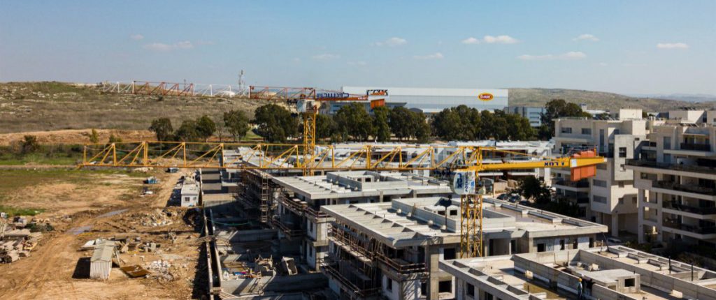 עגורני "טופלס" בפרויקט המגורים בשוהם