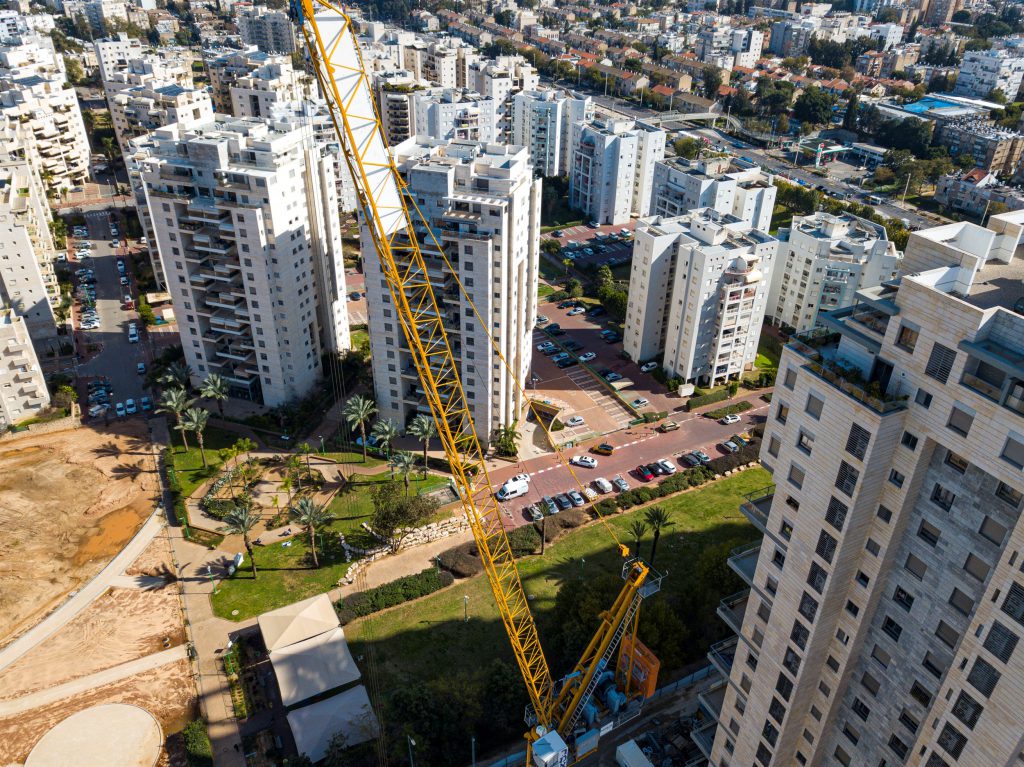 מבט מהעגורן על אתר בנייה
