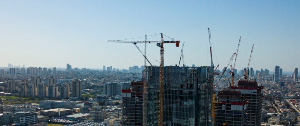 עגורן בגובה 150 מטר – מגדל משרדים בפתח תקווה