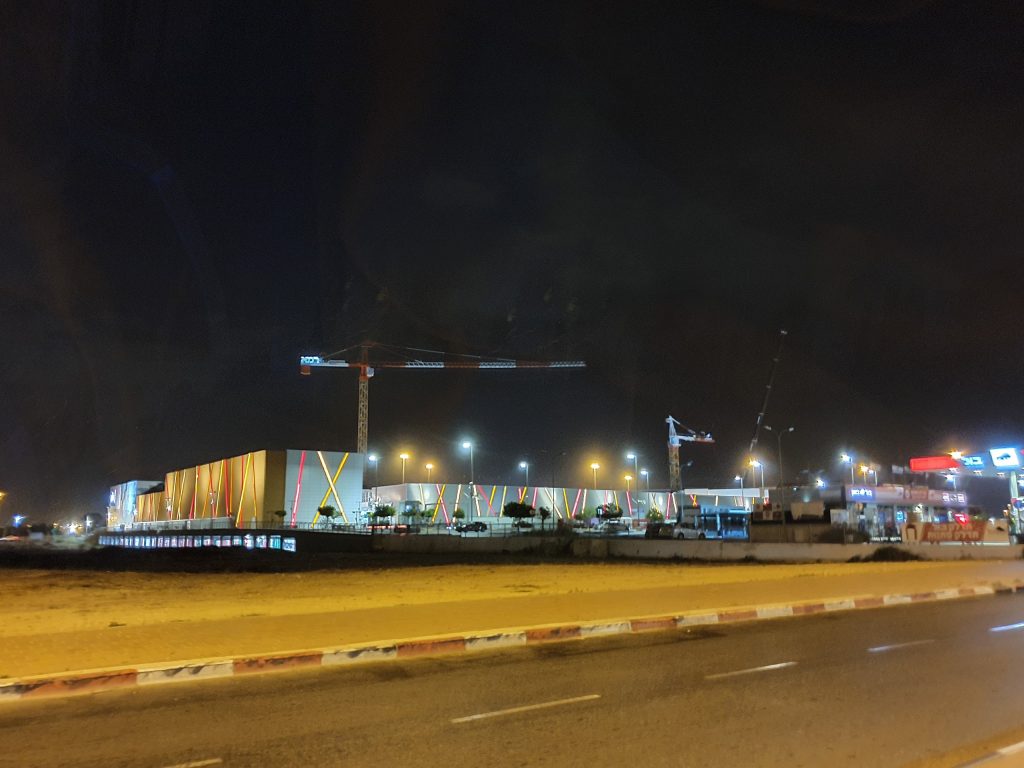 עגורן זרוע מתרוממת ועגורן צריח במרכז הלוגיסטי פליינג קרגו קריית גת – גרין מבנים - תמונה 4 | רמא