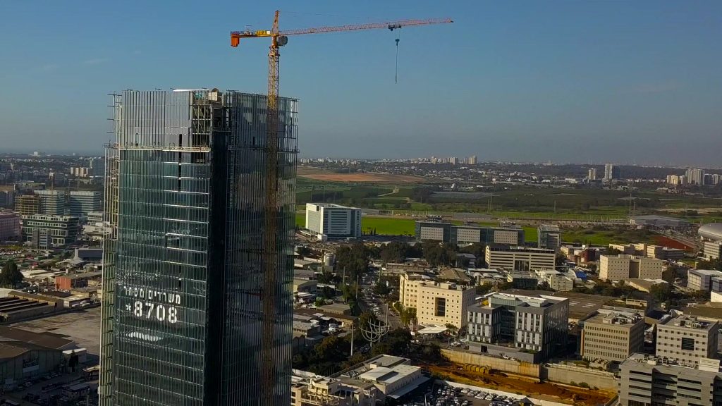 שני עגורני 12 טון לגובה 106 מטר בפרויקט חצבים ראשון לציון – אפרידר | רמא