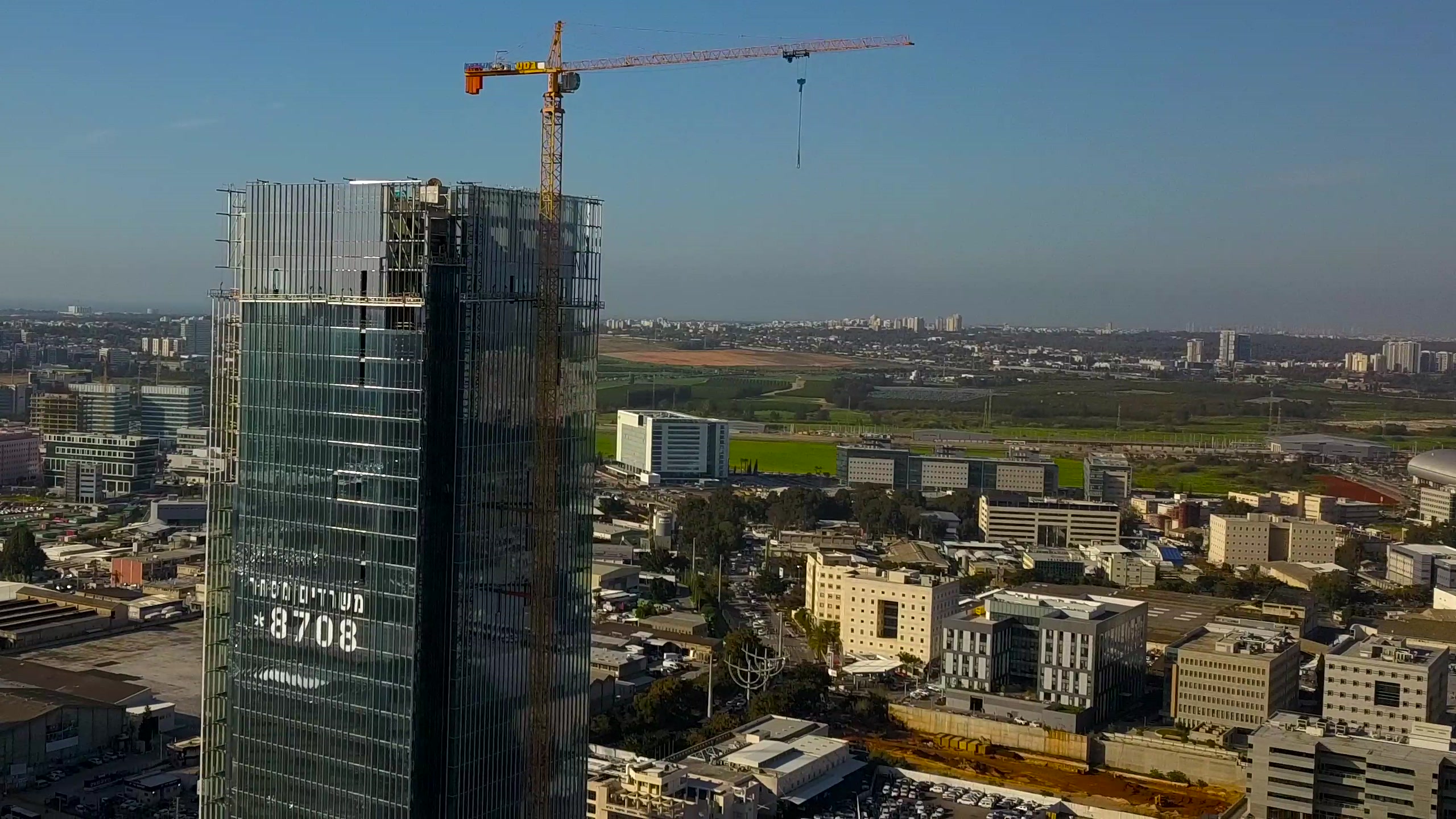 שלושה עגורני צריח, בהם MC310 לגובה 100 מטר, בפרויקט המגדל של אפרידר – באר יעקב