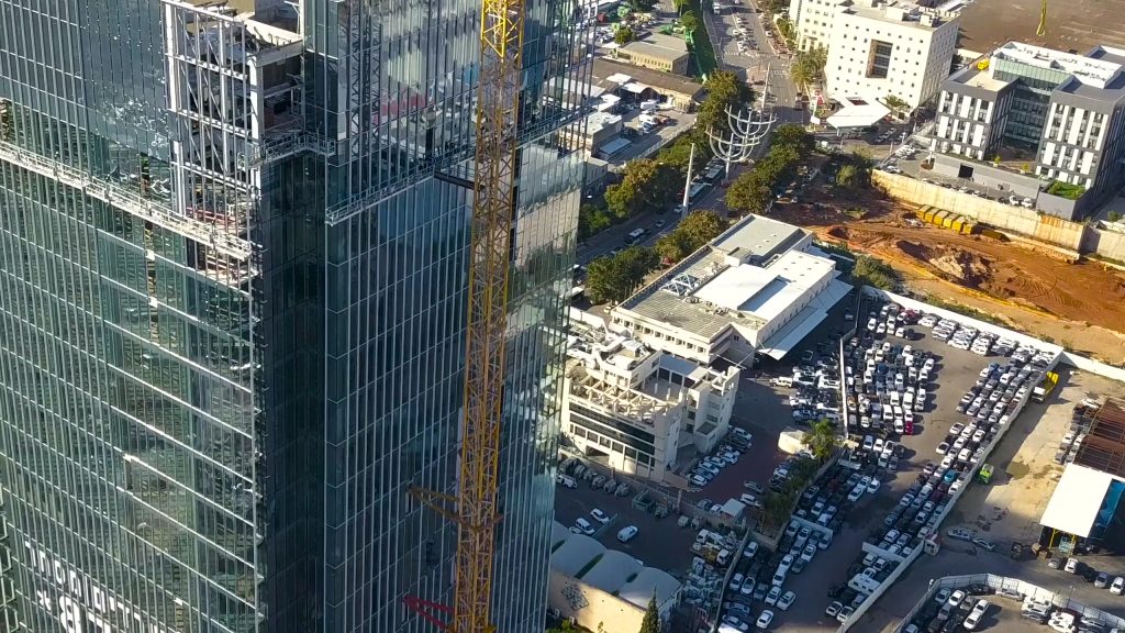 שלושה עגורני צריח, בהם MC310 לגובה 100 מטר, בפרויקט המגדל של אפרידר – באר יעקב - תמונה 2 | רמא