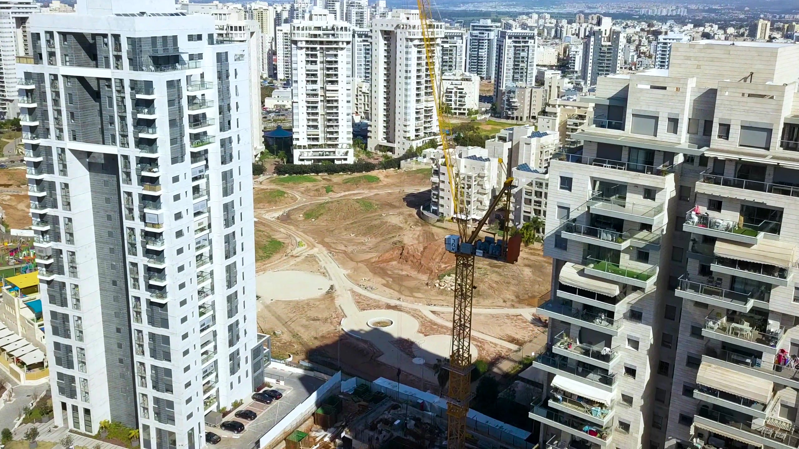 למעלה מ-14 עגורני צריח בפרויקט שכונת נוריות ראשון לציון – רמי שבירו