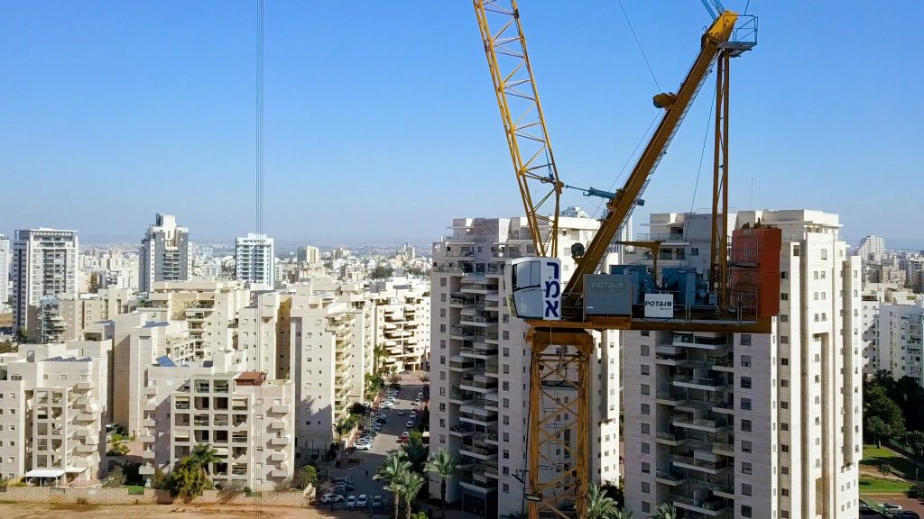 עגורן 12 טון בגובה 110 מטר בפרויקט מגדלי המגורים של קבוצת אלמוג – יבנה | רמא
