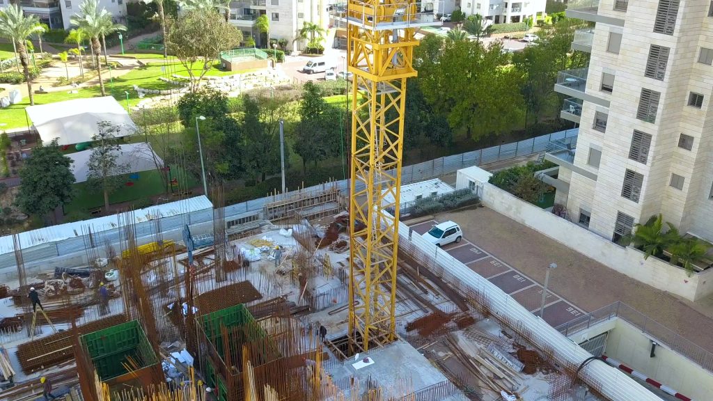 עגורן 12 טון בגובה 110 מטר בפרויקט מגדלי המגורים של קבוצת אלמוג – יבנה - תמונה 4 | רמא