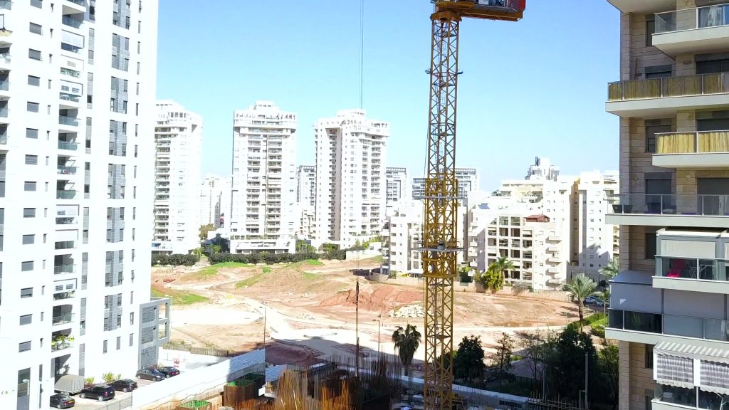 עגורן 12 טון בגובה 110 מטר בפרויקט מגדלי המגורים של קבוצת אלמוג – יבנה - תמונה 2 | רמא