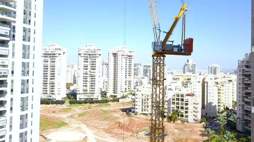 עגורן זרוע מתרוממת MR225 לגובה 85 מטר בפרויקט המגורים של אפרידר – חדרה - תמונה 3 | רמא
