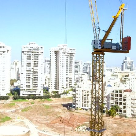 עגורן 12 טון בגובה 110 מטר בפרויקט מגדלי המגורים של קבוצת אלמוג – יבנה | רמא