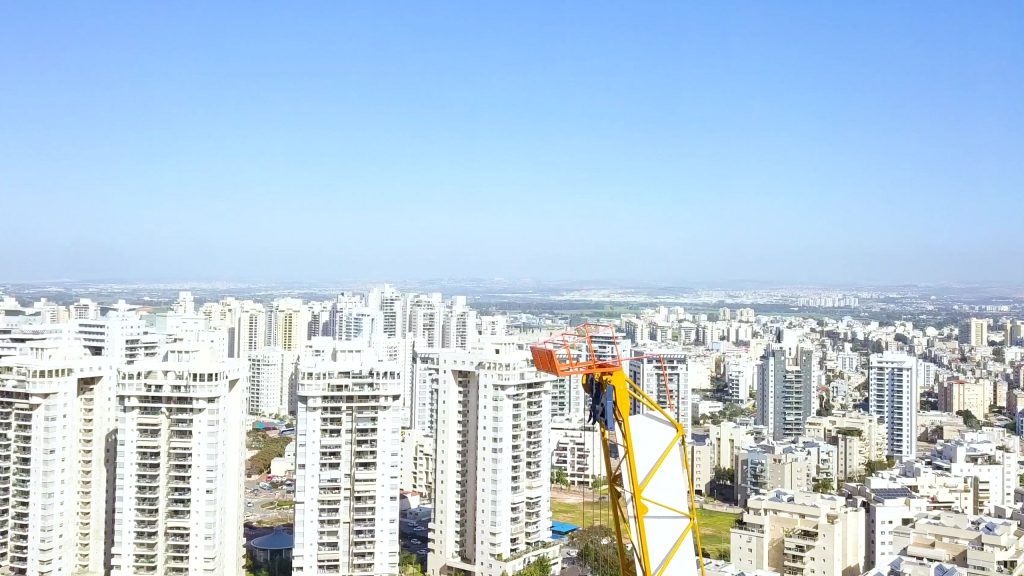 עגורן 12 טון בגובה 110 מטר בפרויקט מגדלי המגורים של קבוצת אלמוג – יבנה - תמונה 3 | רמא