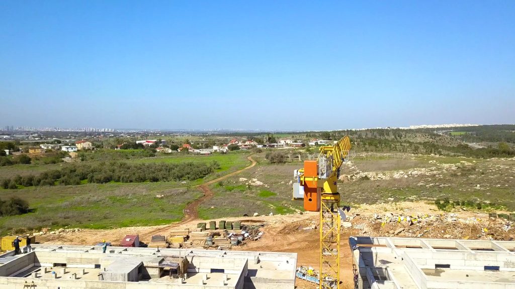 חמישה עגורני צריח, בהם MD208 לגובה 98 מטר, בפרויקט נאות אילנה בית שמש – דונה - תמונה 2 | רמא