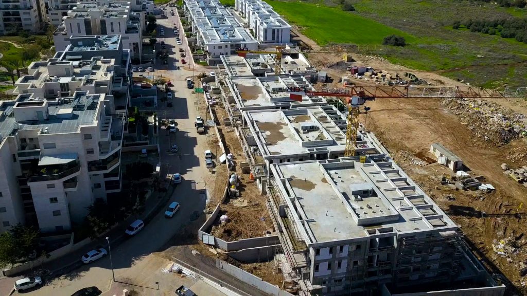 שמונה עגורני צריח במקביל בפרויקט המגורים עיר היין אשקלון – אפרידר - תמונה 2 | רמא