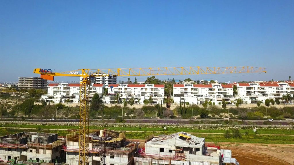 חמישה עגורני צריח בפרויקט הרובע הבינלאומי לוד – יעקבי יוניברסל | רמא
