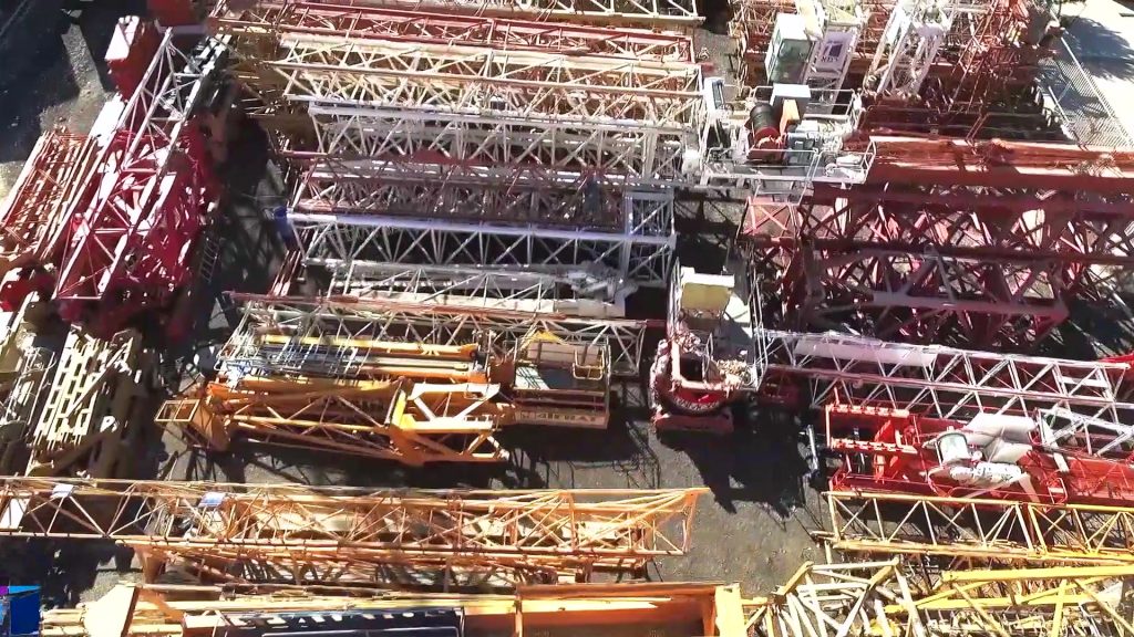 עגורן זרוע מתרוממת ועגורן צריח במרכז הלוגיסטי פליינג קרגו קריית גת – גרין מבנים - תמונה 2 | רמא