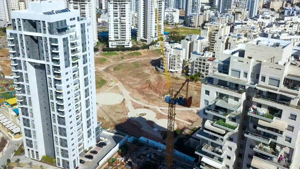 עגורן 12 טון בגובה 110 מטר בפרויקט מגדלי המגורים של קבוצת אלמוג – יבנה - תמונה 5 | רמא