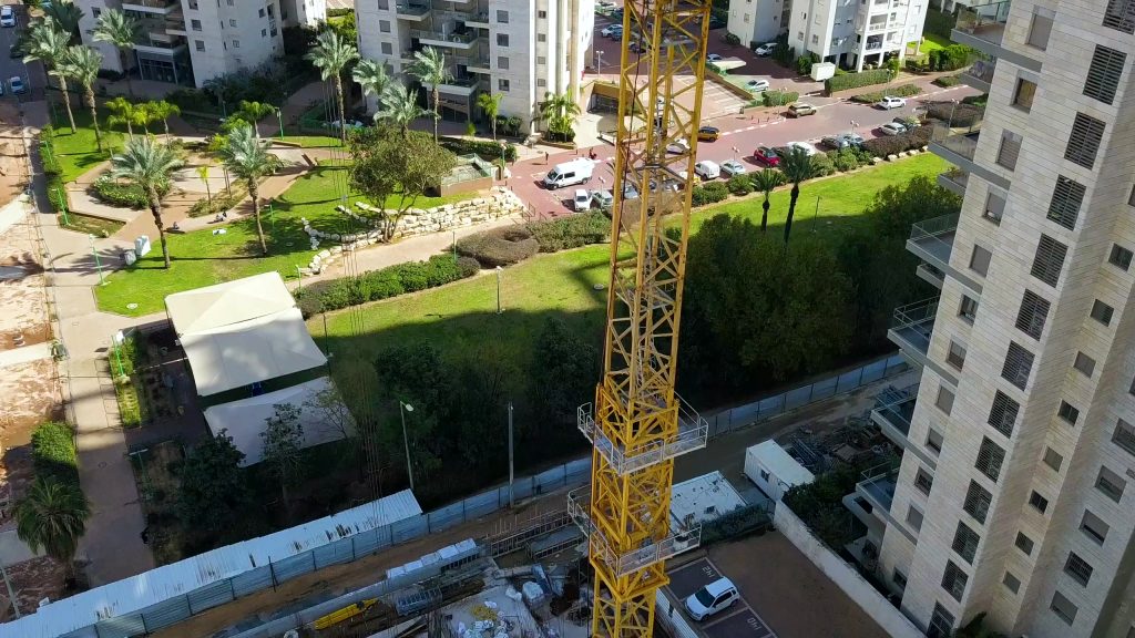 שלושה עגורני זרוע מתרוממת MR225A בפרויקטי בזל ודפנה תל אביב – תדהר - תמונה 3 | רמא