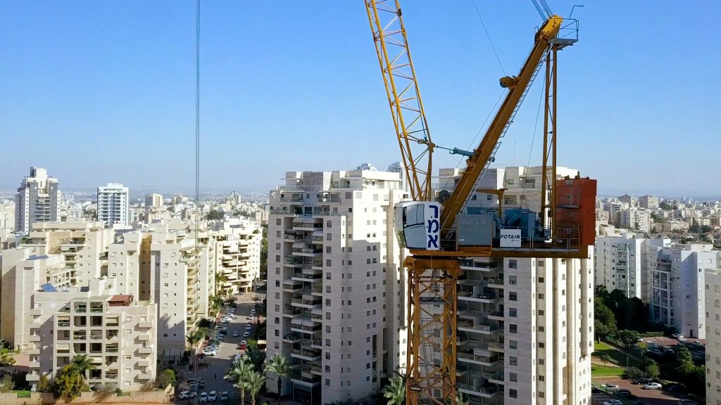 עגורן זרוע מתרוממת MR225 לגובה 85 מטר בפרויקט המגורים של אפרידר – חדרה | רמא