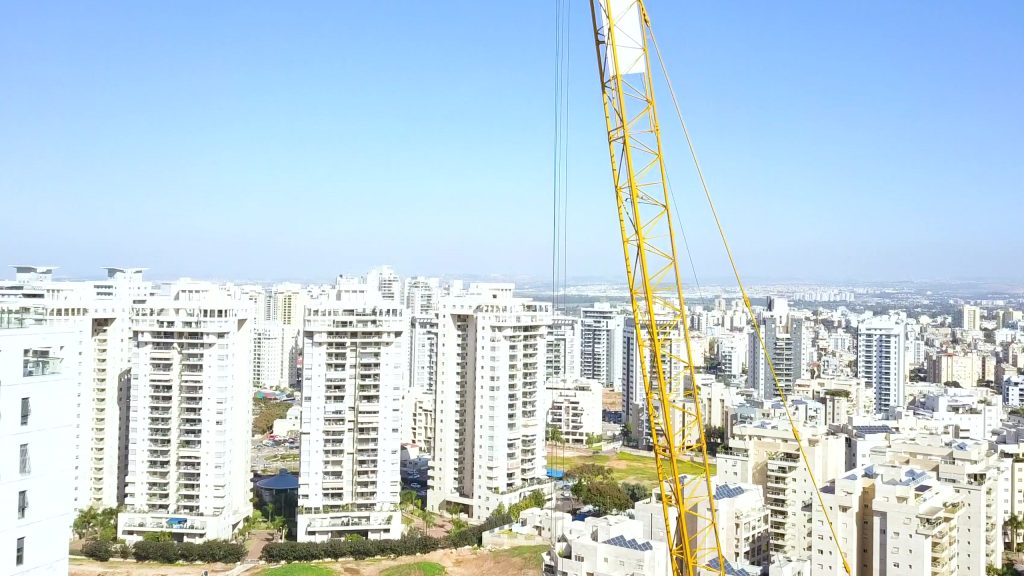 עגורן 16 טון בפרויקט תשתיות – הרכבת הקלה הקו האדום, תחנת קרליבך תל אביב - תמונה 2 | רמא