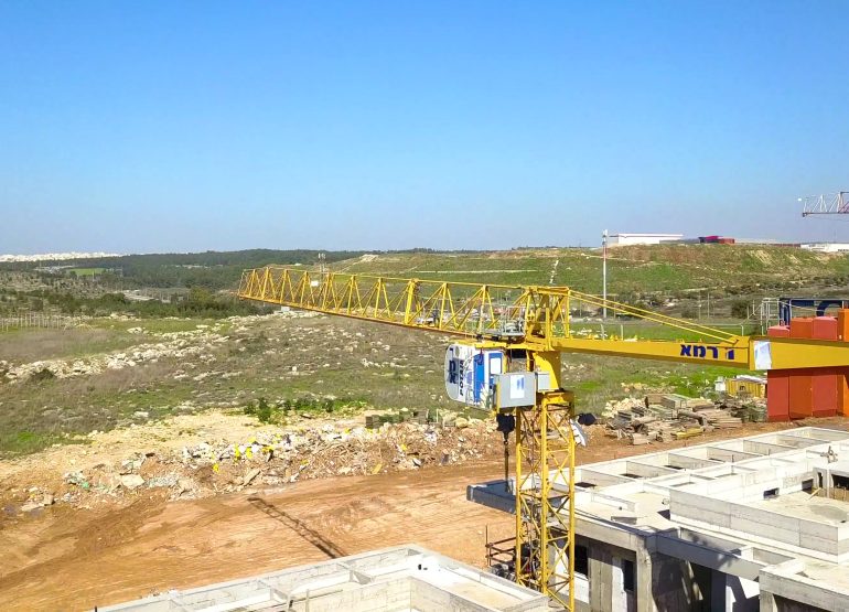 הנחיות בטיחות לעגורני צריח: עמידה בתקנות משרד העבודה להבטחת סביבת עבודה בטוחה באתרי בנייה | רמא