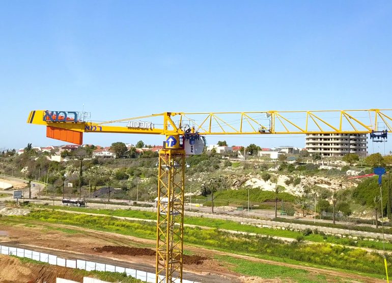 החשיבות הקריטית של תכנון בהצבת עגורני צריח: להבטחת יעילות, בטיחות וחיסכון בעלויות | רמא