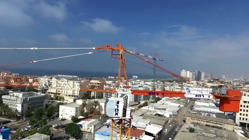 עגורן זרוע מתרוממת MR225 ו-MDT219 בפרויקט המגורים בלו קליף נתניה – קן התור