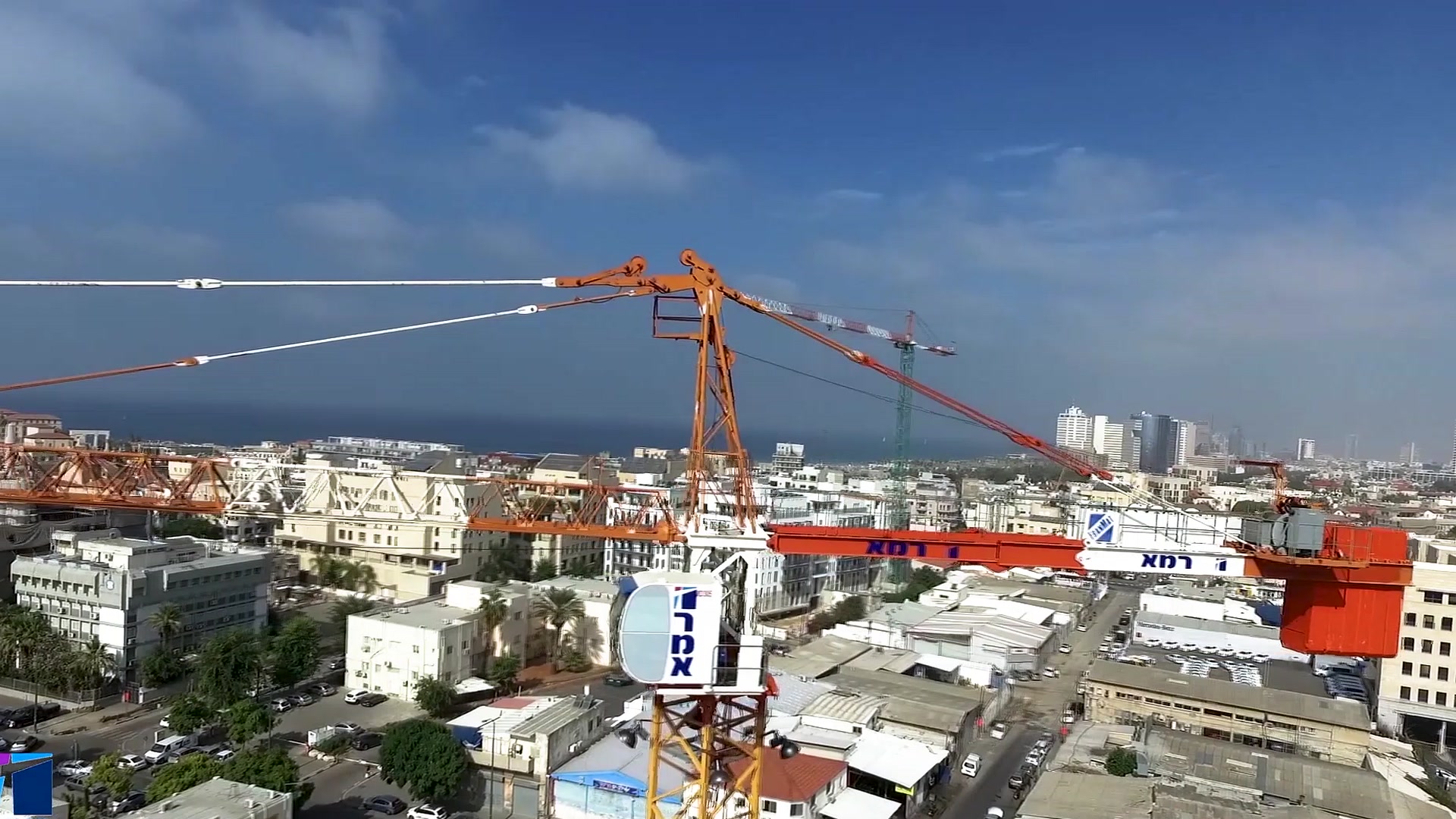 עגורן זרוע מתרוממת MR225 ו-MDT219 בפרויקט המגורים בלו קליף נתניה – קן התור